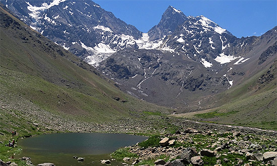 Monumento Natural El Morado. En la fotografía se observa la laguna Morales, el horn del glaciar San Francisco y un circo glaciar, entre otros elementos.