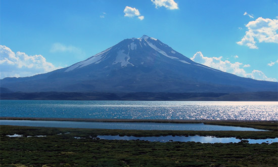 Volcán Maipo y laguna Diamante. Fotografía gentileza de la Dra. Patricia Sruoga.