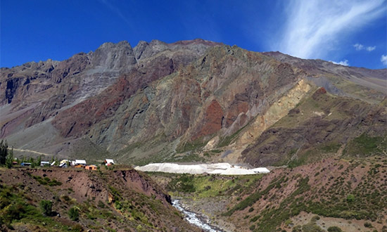  Estratos subverticales de diferentes colores en el sector de Lo Valdés. El depósito blanco es mineral de la mina la Yesera, algunos km aguas arriba.